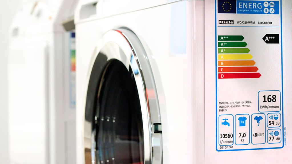 Hinweisschild zur Energieeffizienzklasse auf einer Waschmaschine