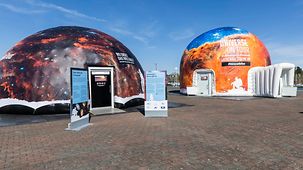Zwei Kuppeln bilden die mobilen Ausstellungsräume der Roadshow "Universe on Tour"