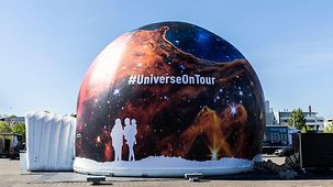 Außenperspektive auf den mobilen Ausstellungsraum von "Universe on Tour"