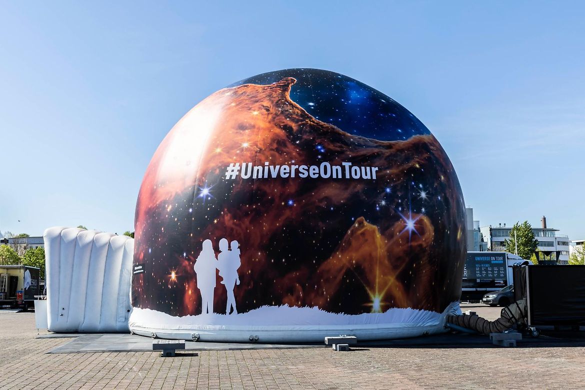 Außenperspektive auf den mobilen Ausstellungsraum von "Universe on Tour"