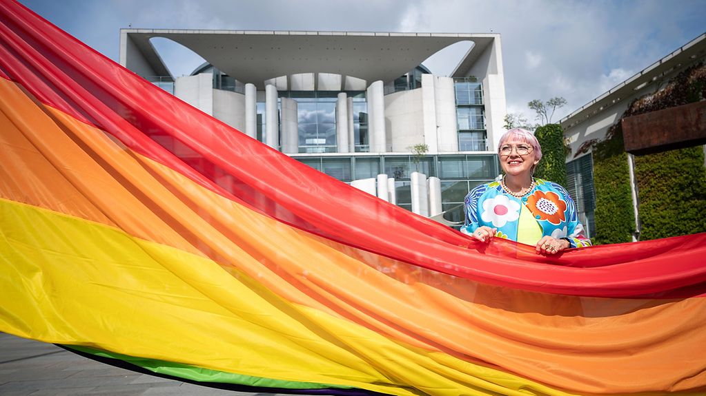 Staatsministerin Claudia Roth hisst anlässlich der Berlin Pride die Regenbogenflagge vor dem Bundeskanzleramt