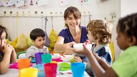 Erzieherin mit Kindern.
