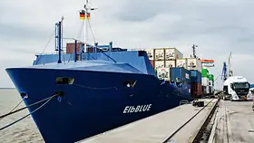 Das Containerschiff "ElbBlue" im Elbehafen. 