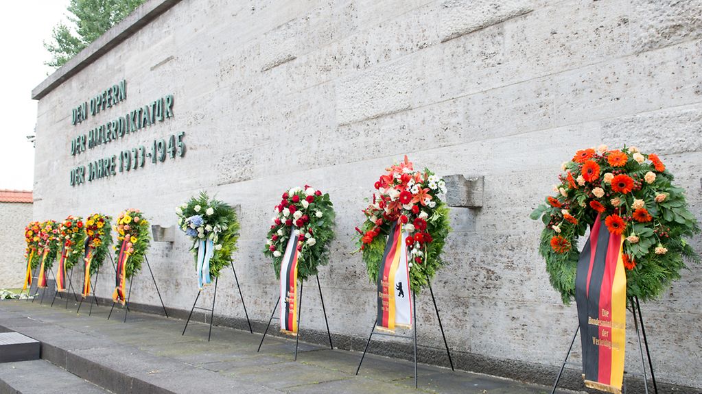 Blumenkränze vor der Gedenkstätte der ehemaligen NS-Hinrichtungsstätte Plötzensee.