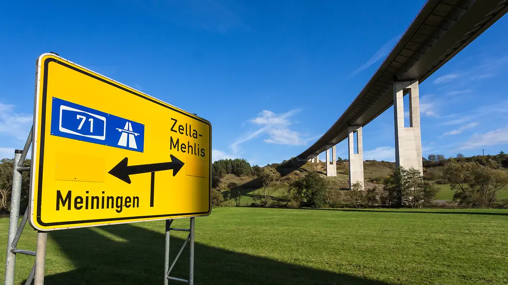 Autobahnschild neben der Schwarzatalbrücke in Thüringen