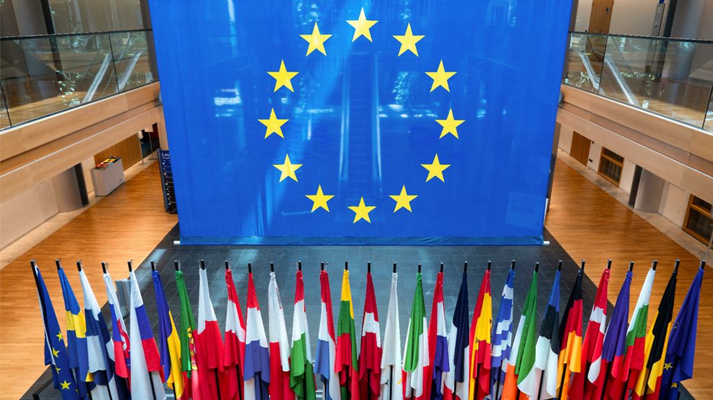 Flaggen der EU-Mitgliedsländer sowie eine Europaflagge hängen im Europäischen Parlament in Straßburg.