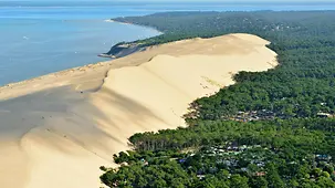 Blick aus der Luft auf das Bassin d'Arcachon mik der Dune du Pyla und das Naturschutzgebiet Banc d'Arguin.