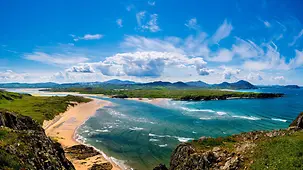 Blick auf den Five Fingers Strand und seine Dünen von einer Steilklippe bei Malin, Donegal Ireland