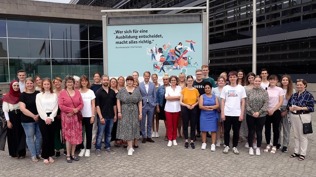 Gruppenfoto vor dem Bundespresseamt anlässlich des Ausbildungstages 2023.