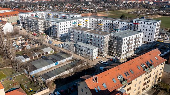 Neubauten der Leipziger Wohnungs- und Baugesellschaft (LWB) in der Saalfelder Straße erstmals richtig zu sehen. Die neue Wohnanlage mit 300 Wohnungen besteht aus 18 Häusern, die in sechs Blöcken um zwei Wohnhöfe platziert sind.