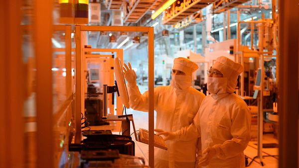 Mitarbeiterinnen des Chipkonzerns Infineon arbeiten im Reinraum der Chipfabrik.