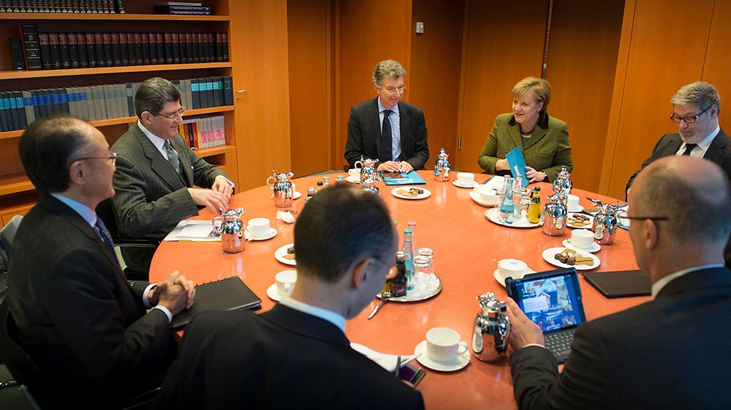 Bundeskanzlerin Angela Merkel im Gespräch mit Weltbank-Präsident Jim Yong Kim.