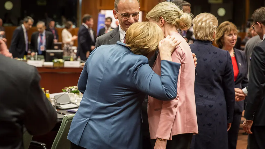 Bundeskanzlerin Angela Merkel, der italienische Ministerpräsident Enrico Letta und die dänische Ministerpräsidentin Helle Thorning-Schmidt unterhalten sich vor Beginn der ersten Arbeitssitzung.
