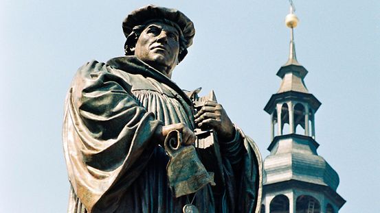 Martin-Luther-Denkmal auf den Karlsplatz in Eisleben