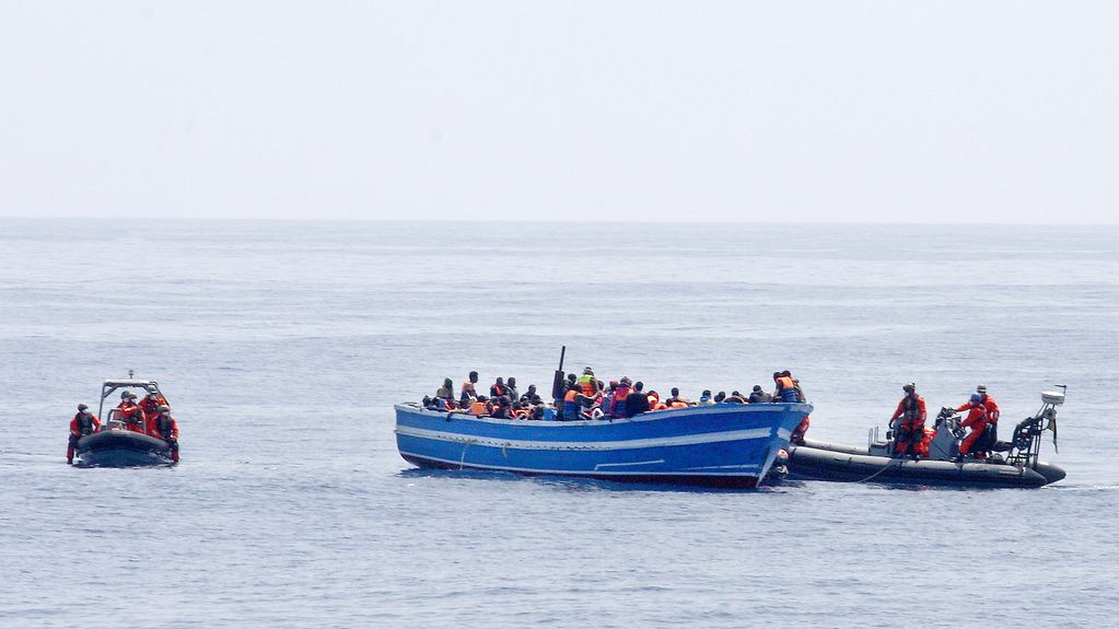Schiffbrüchige Flüchtlinge werden von Bundeswehr-Soldaten gerettet