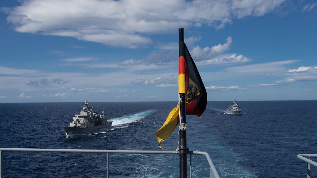 Schiffe der Standing NATO Maritime Group 2 bei der Seeraumüberwachung in den internationalen Gewässern in der Ägäis