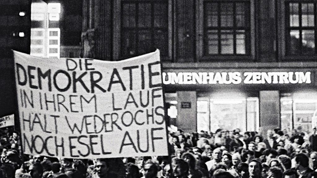 Teilnehmer der Montagsdemonstration in Leipzig halten ein Transparent mit der Aufschrift "Die Demokratie in ihrem Lauf hält weder Ochs noch Esel auf".