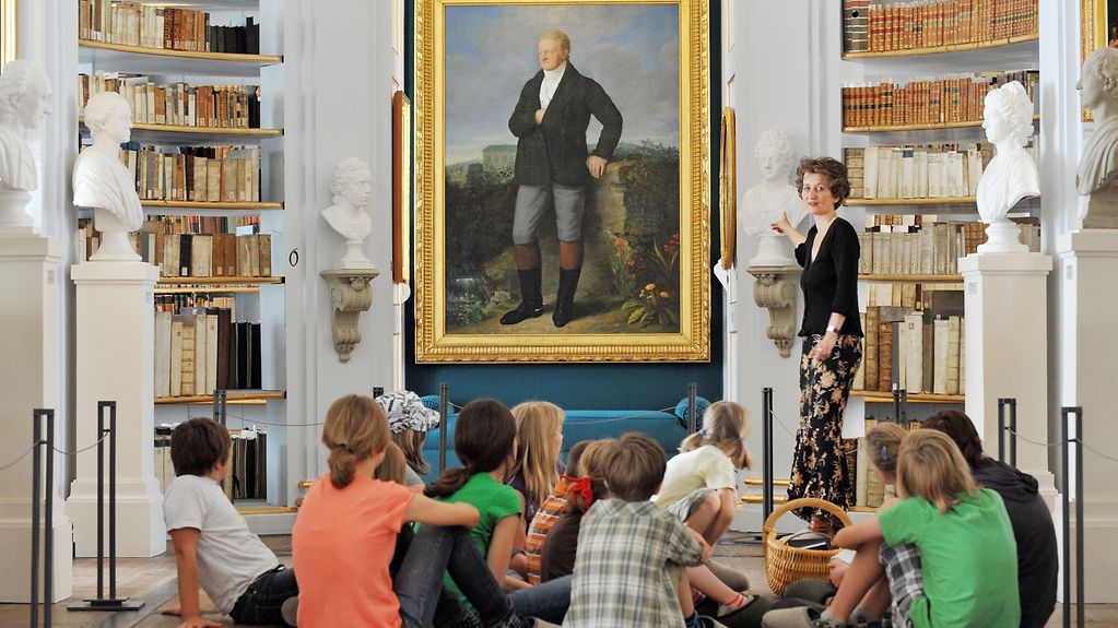 Im Rokokosaal der Anna Amalia Bibliothek in Weimar lernen Kinder die Bibliothek kennen