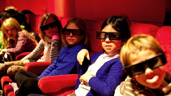 Kinder mit 3D-Brillen im Schulkino