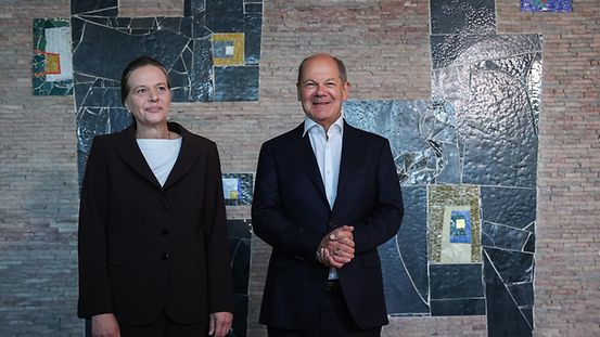 Kanzler und Präsidentin des Statistischen Bundesamtes Ruth Brand vor Mauer