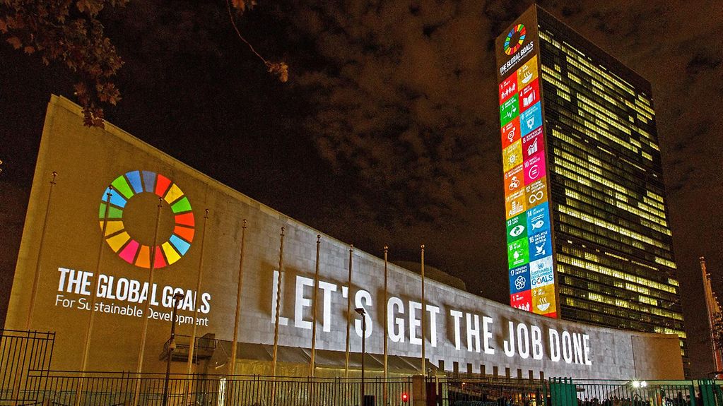 An der Fassade der Vereinten Nationen in New York sind die 17 Nachhaltigkeitsziele abgebildet.