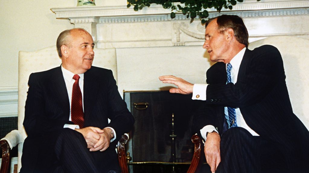 Der sowjetische Präsident Michail Gorbatschow und sein amerikanischer Amtskollege George Bush bei ihrem Treffen am 31.5.1990 im Oval Office im Weißen Haus in Washington D.C.