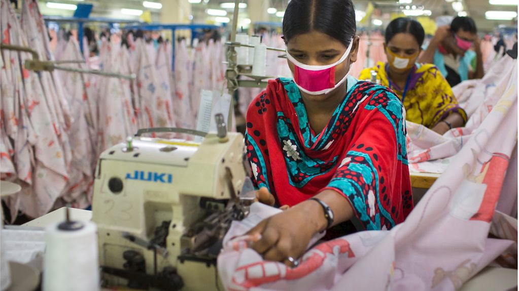 Arbeiterinnen in einer Textilfabrik in Bangladesh