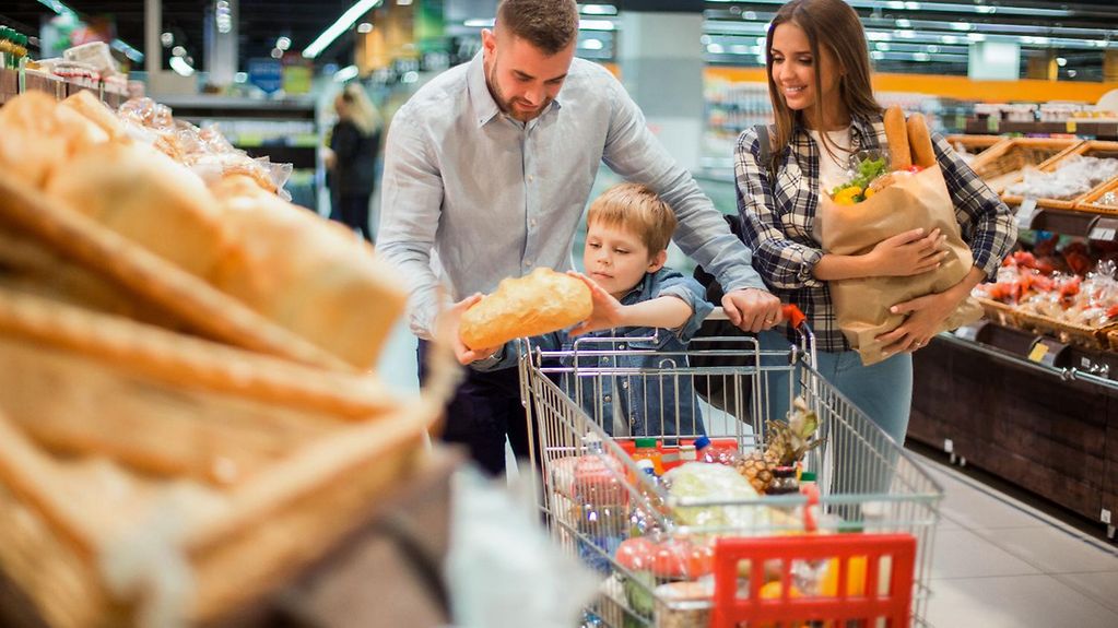 junge Familie, die im Supermarkt Lebensmittel einkauft