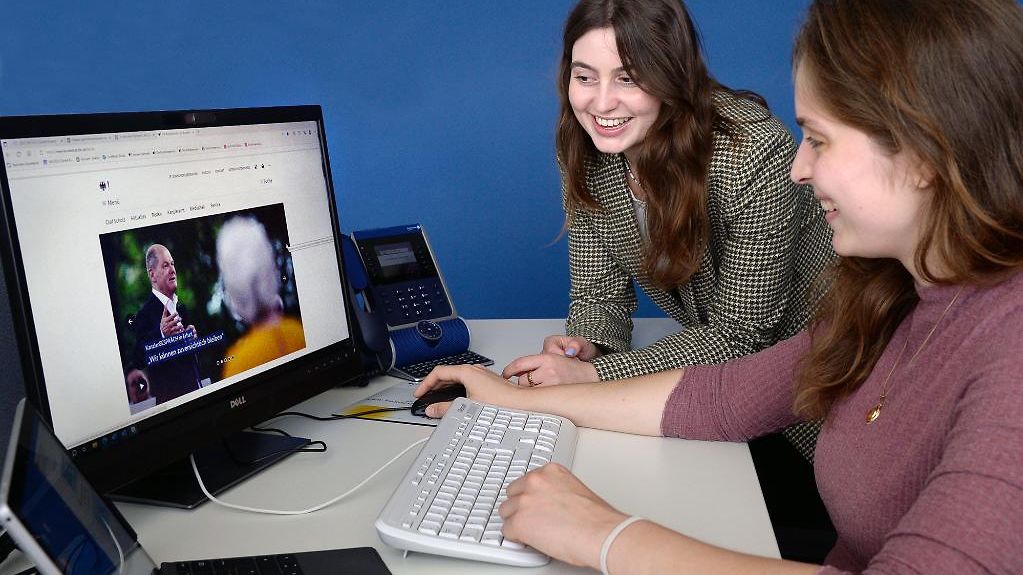 Zwei junge Frauen vor einem Computer.