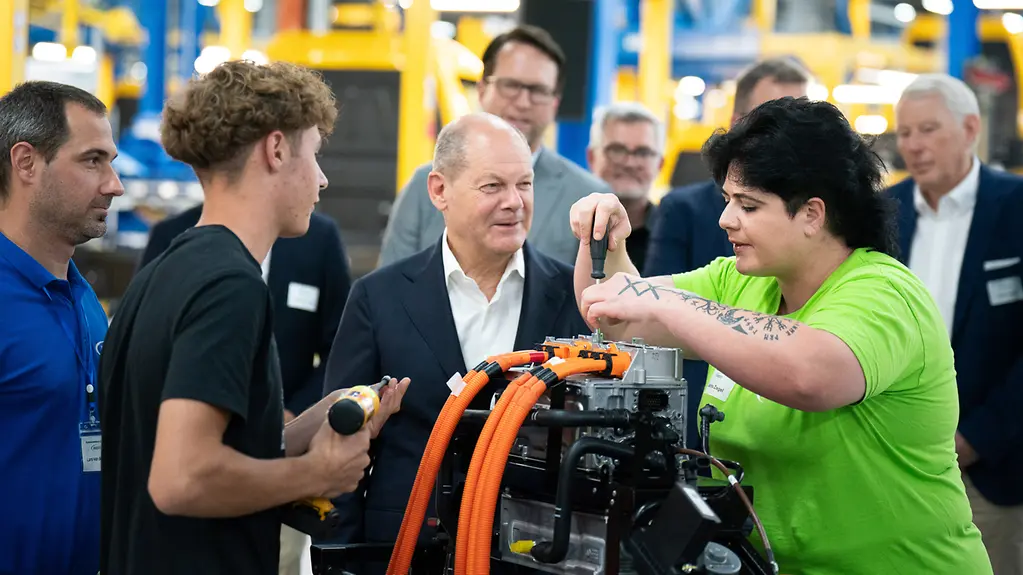 Bundeskanzler Olaf Scholz beim Besuch der Neapco Europe GmbH
