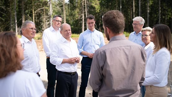 Bundeskanzler Scholz im Gespräch mit Vertreterinnen und Vertretern des Bürgerwindparks in Simmerath-Lammersdorf
