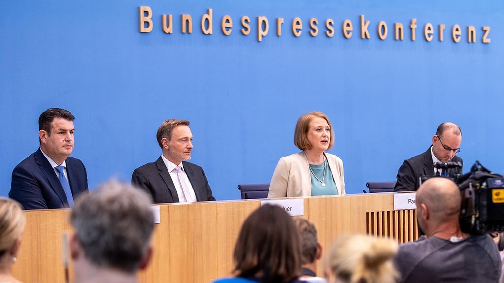 Federal Minister for Family Affairs Paus, Federal Finance Minister Lindner (centre) and Federal Minister of Social Affairs Heil present their plans for the basic child allowance.