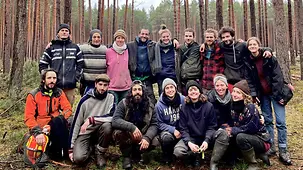 Es ist das Team zu sehen, dass den Wald umbaut