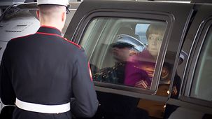 Bundeskanzlerin Angela Merkel kommt mit dem Auto an.