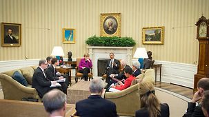 Bundeskanzlerin Angela Merkel unterhält sich mit US-Präsident Barack Obama.