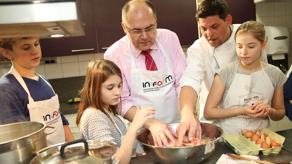Bundesminister Schmidt kocht gemeinsam mit Kindern und Fernsehkoch Tim Mälzer