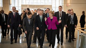 Bundeskanzlerin Angela Merkel geht neben dem Präsidenten der Weltbank, Jim Yong Kim.