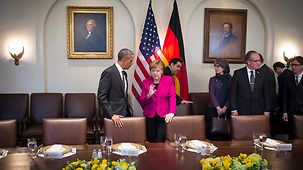 Bundeskanzlerin Angela Merkel unterhält sich mit US-Präsident Barack Obama.