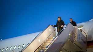 Bundeskanzlerin Angela Merkel geht in Ottawa von Bord der Maschine