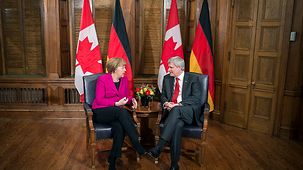 Bundeskanzlerin Angela Merkel unterhält sich mit dem kanadischen Premierminister Stephen Harper.