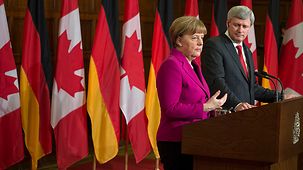 Bundeskanzlerin Angela Merkel und der kanadische Premierminister Stephen Harper bei der gemeinsamen PK.