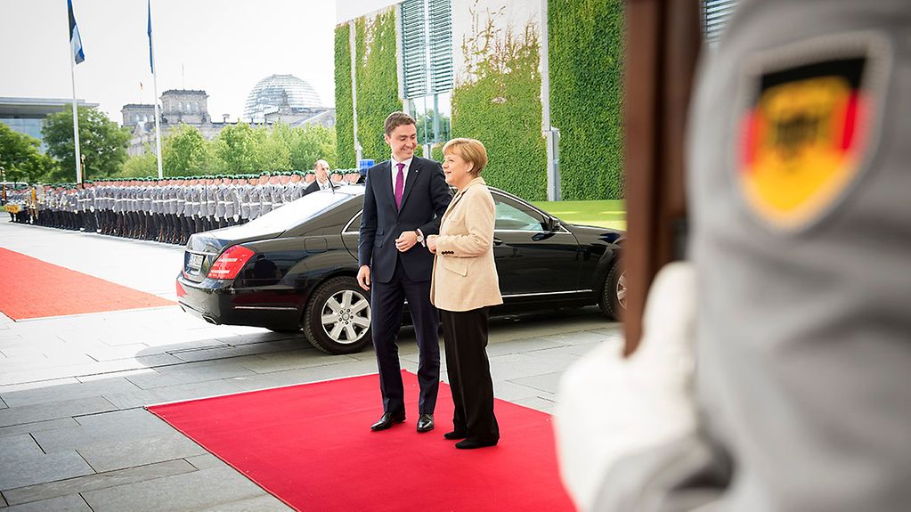 Die Kanzlerin begrüßt den estnischen Ministerpräsidenten Taavi Röivas