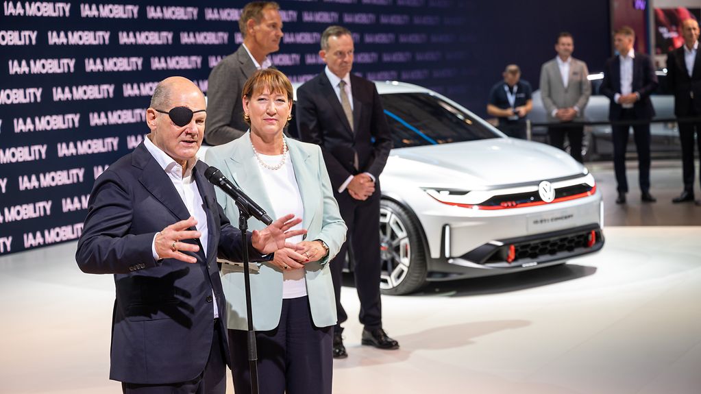Federal Chancellor Olaf Scholz on a tour of the International Motor Show