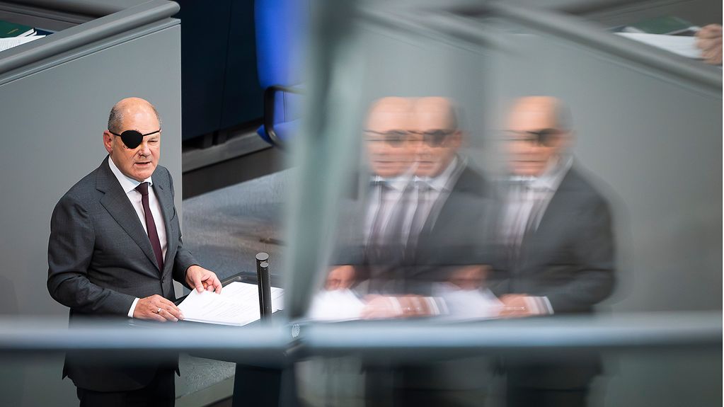 Bundeskanzler Scholz (mit Augenklappe) bei einer Rede im Deutschen Bundestag zum Haushalt 2024.