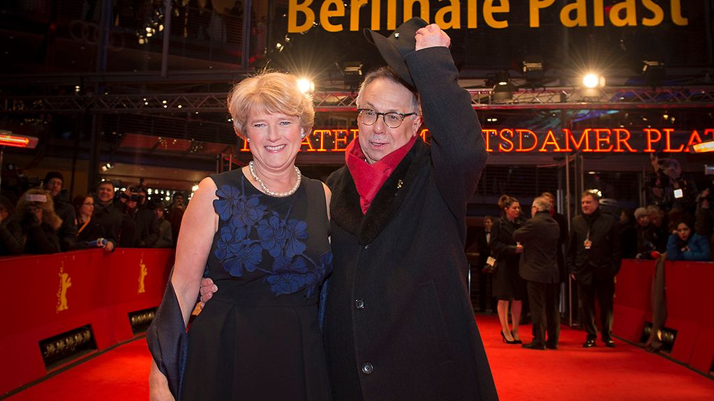 Monika Grütters, Staatsministerin für Kultur und Medien, und der Leiter der Berlinale, Dieter Kosslick, kommen zur Eröffnung der Filmfestspiele im Berlinale-Palast.