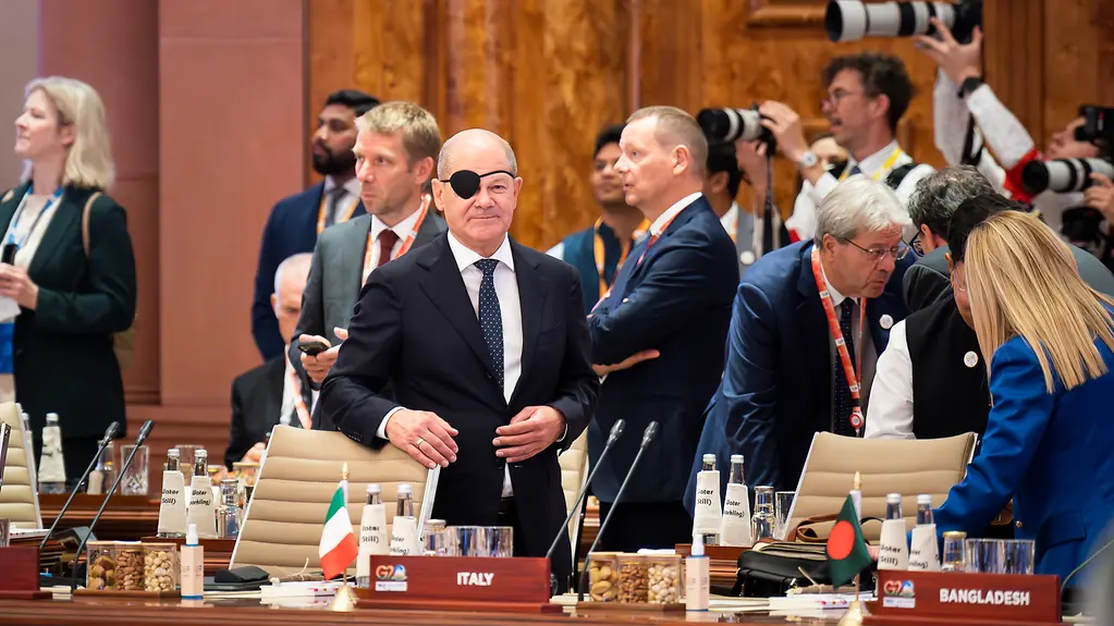 Bundeskanzler Olaf Scholz kommt beim G20-Gipfel zu einer Sitzung in den Saal.