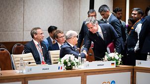 Bundeskanzler Olaf Scholz und US-Außenminister Blinken geben sich die Hand beim G20-Gipfel.