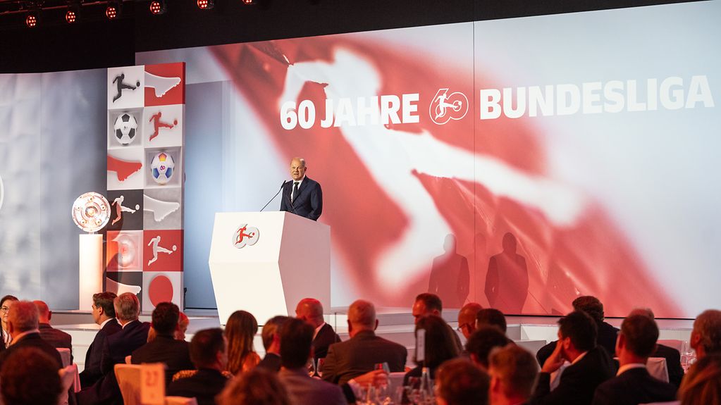 Bundeskanzler Olaf Scholz spricht auf der Gala zu 60 Jahre Bundesliga.