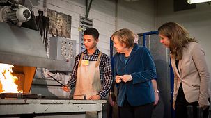 Bundeskanzlerin Angela Merkel beim Besuch des Ausbildungszentrums in der Schmiede.