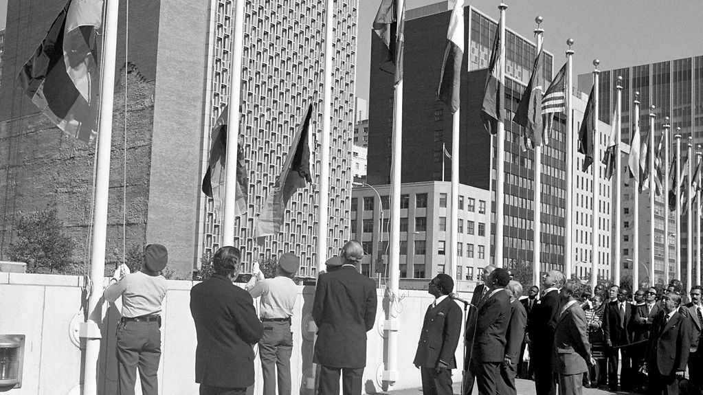 Am 18. September 1973 werden die Bundesrepublik Deutschland zugleich mit der DDR als Vollmitglied in die Vereinten Nationen (UNO) aufgenommen. Anschließend werden die Flaggen der beiden deutschen Staaten vor dem UN-Gebäude gehisst.